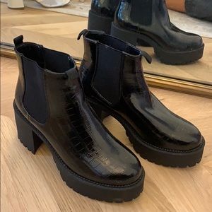 Chunky platform black boots with patent